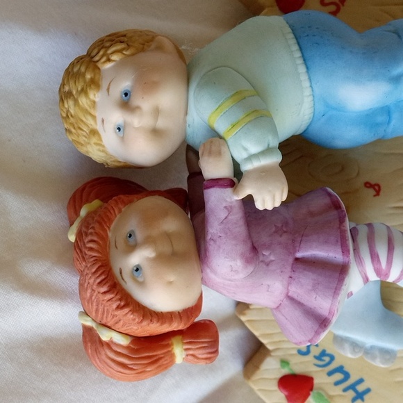 Vintage Cabbage Patch Porcelain Figurine Hugs and Kisses  1984 - Picture 10 of 10